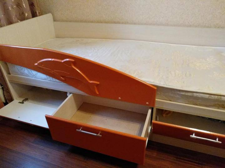 Детская кровать «дельфин» (51 фото): модели с 2 и 3 ящиками, инструкция по сборке дивана-кроватки с выдвижным механизмом, отзывы