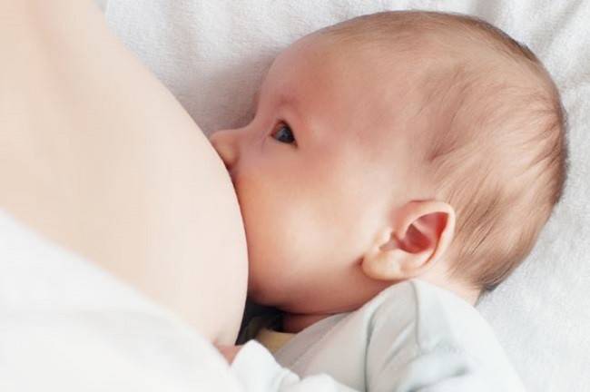 Ребенок плачет во время кормления грудью, смесью: как помочь новорожденному и грудчнику