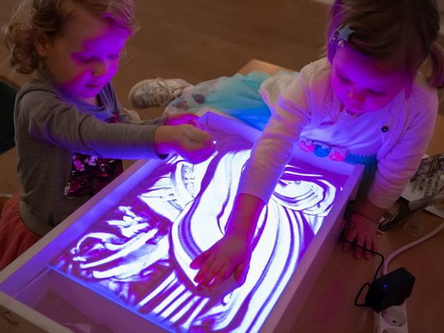 Планшеты для рисования песком: световые столы-песочницы с подсветкой, советы по выбору