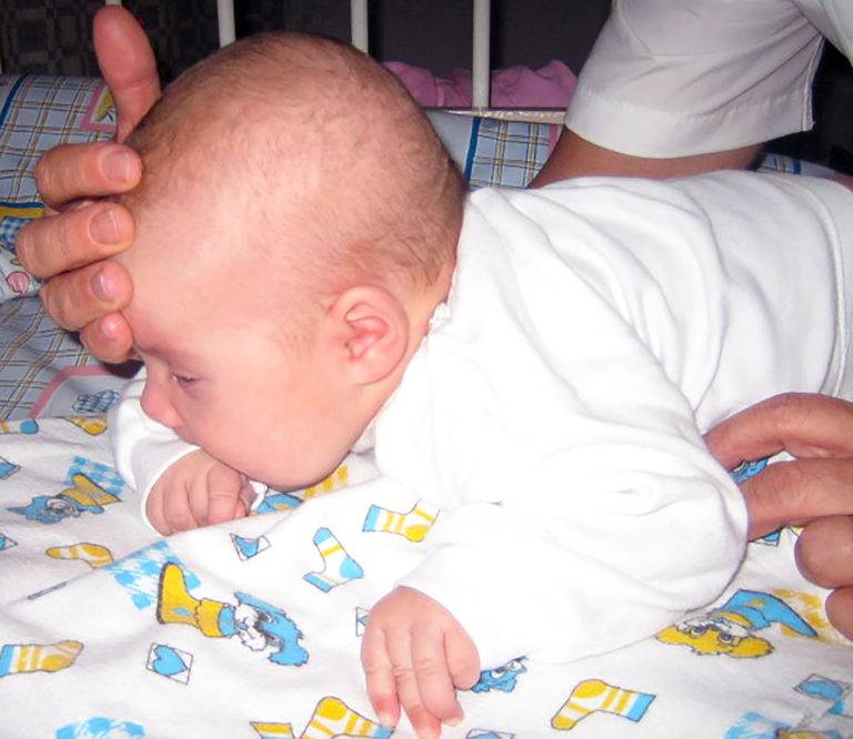Когда ребенок начинает держать головку и почему он плохо это делает в 3 месяца: как разобраться и помочь