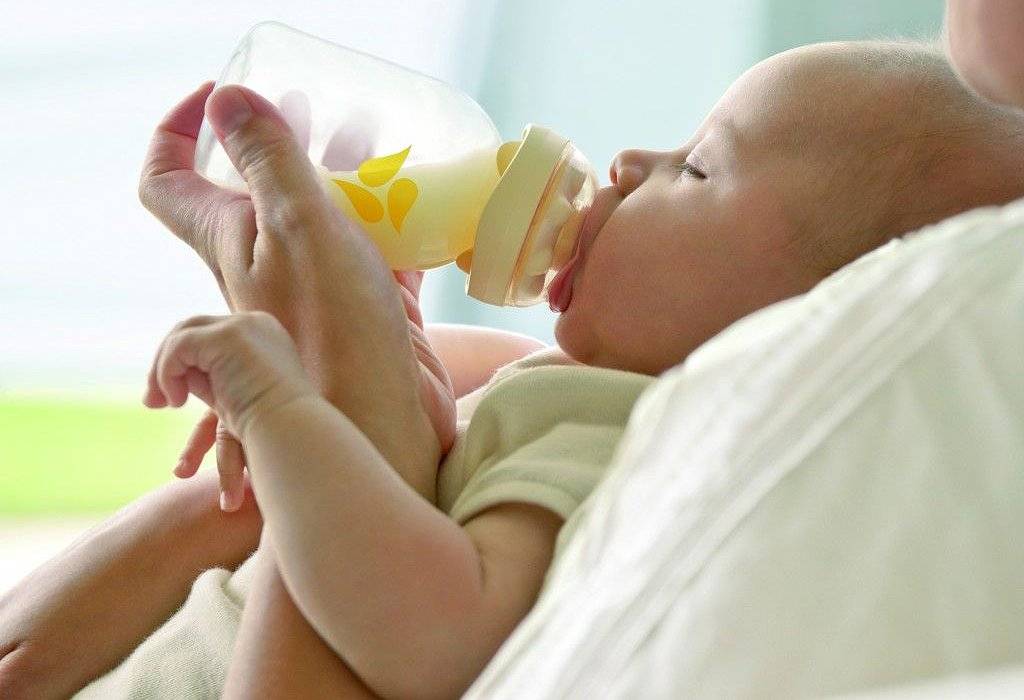 Рвота у новорожденных после кормления смесью