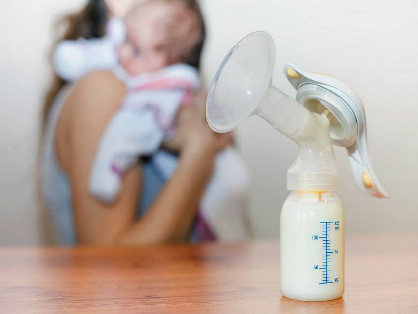 Когда приходит молоко после родов и кесарева сечения, как наладить лактацию