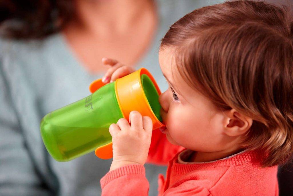 Как приучить ребенка к пустышке, соске, бутылочке и поильнику