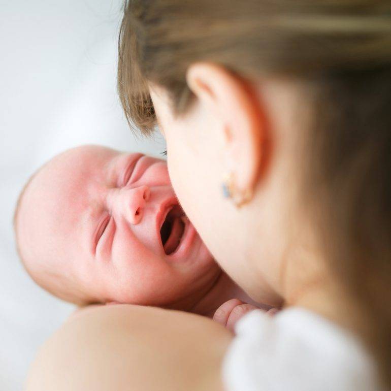Почему младенец высовывает язык?