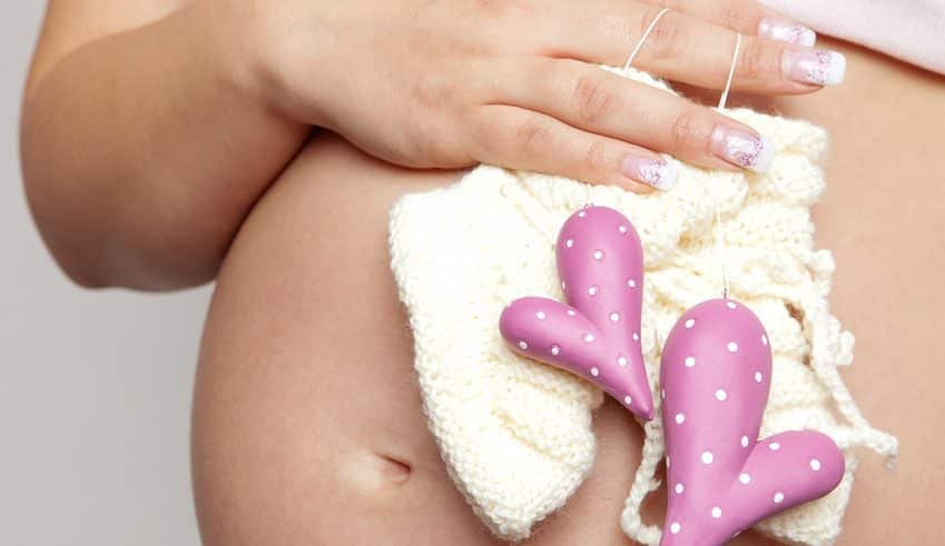 Маникюр и педикюр для беременных (35 фото): дизайн при беременности и в роддом, вреден ли лак для ногтей для плода