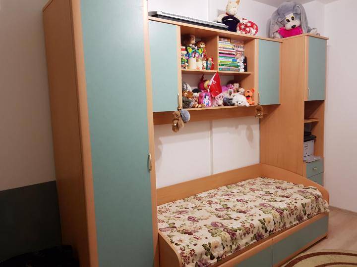 Детские стенки с кроватью (44 фото): модульный спальный гарнитур со шкафом и механизмом опускания передней стенки кровати, модели с двумя постелями в комнату школьника