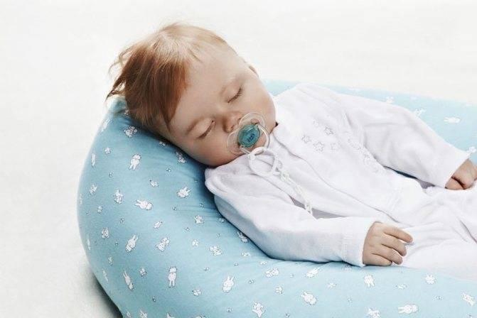 Когда ребенку можно спать на подушке? с какого возраста и на какой подушке