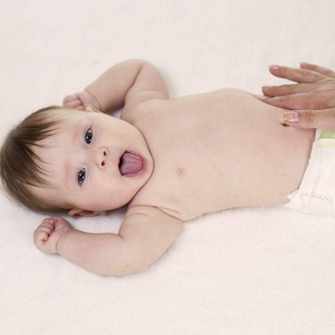 Болит животик у грудничка: что делать и как помочь ребенку