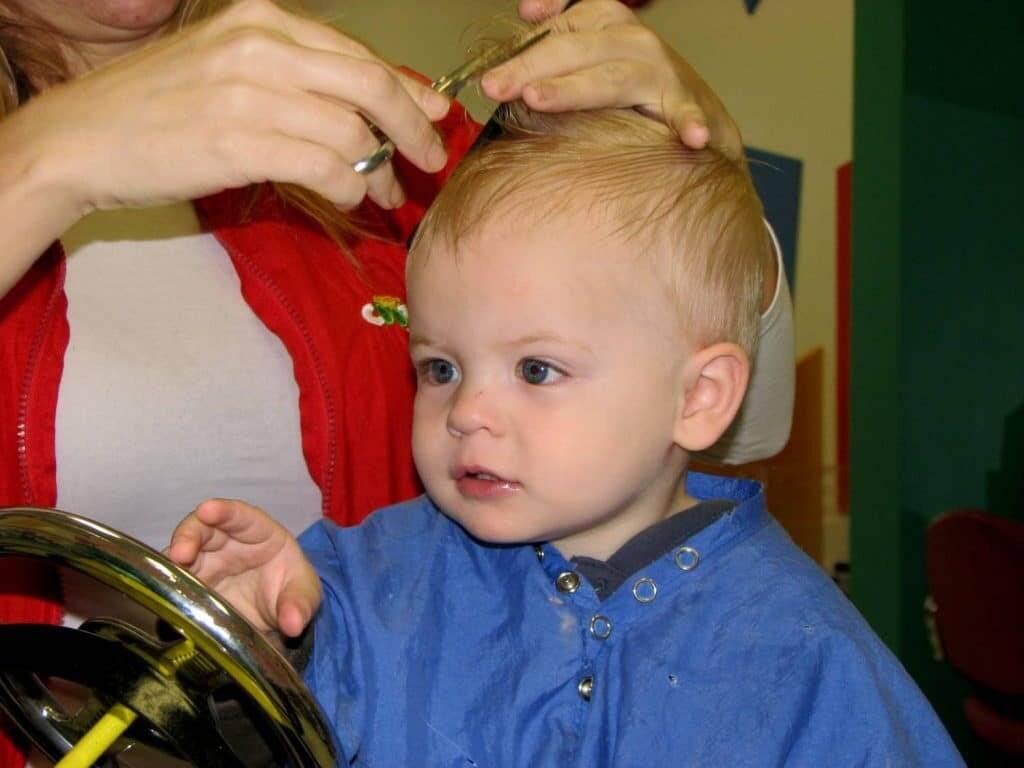 Что делать с волосами после стрижки ребенка: куда их деть