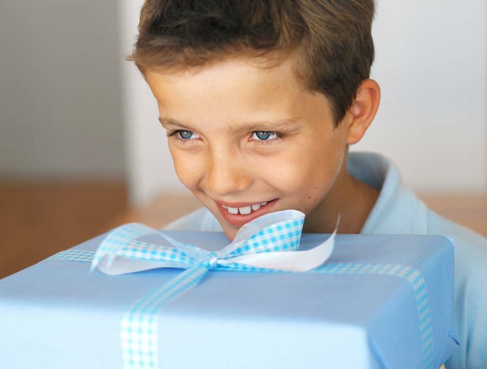 Что дарят мальчикам на день рождения. Подарок мальчику. Подарок мальчику 9 лет. Подарок ребенку 10 лет мальчик. Подарок школьнику 12 лет.
