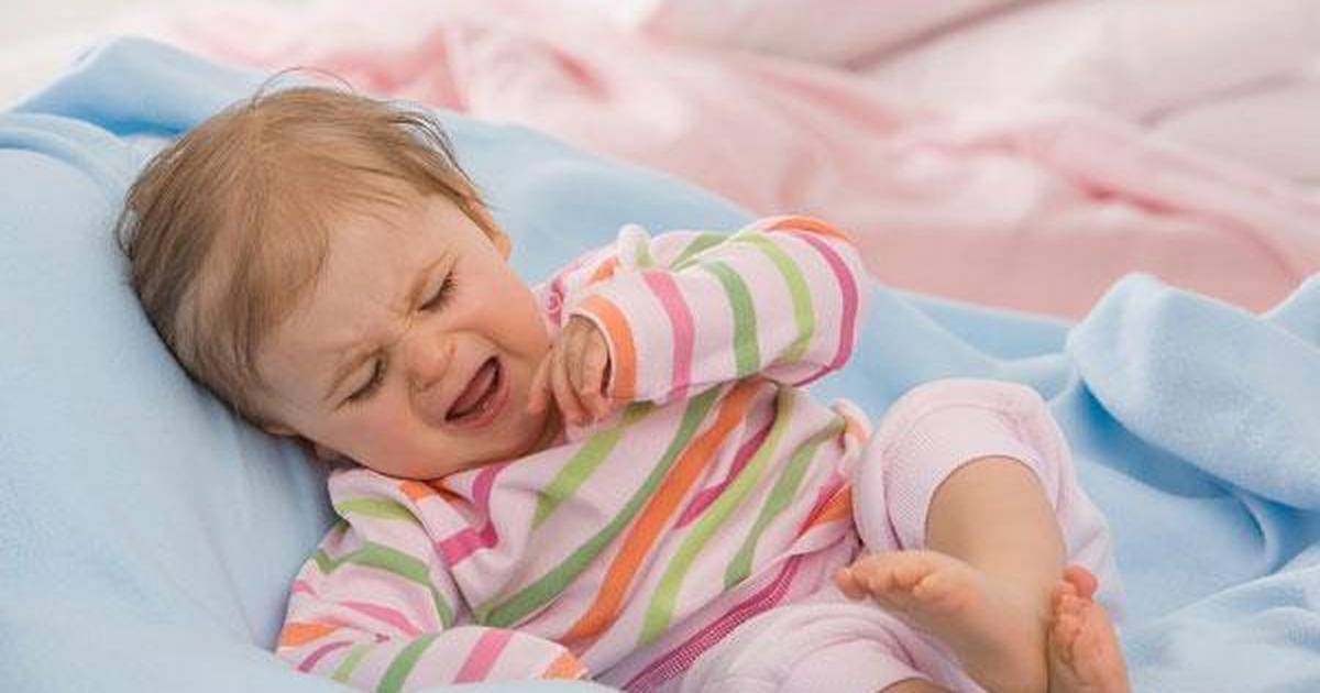 Почему ребенок плачет ночью во сне и что делать родителям?