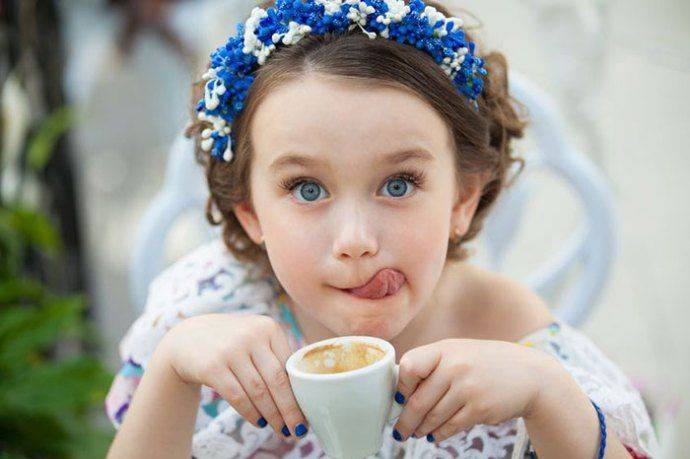 Со скольки лет можно пить кофе детям: почему нельзя кофе маленьким и с какого возраста можно дать