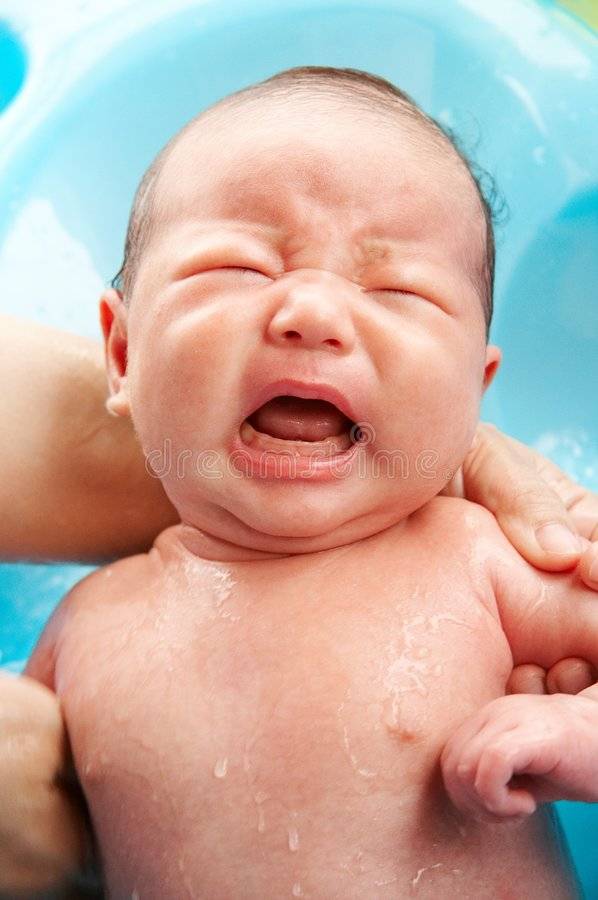 Почему новорожденный ребенок плачет после купания: причины и что делать