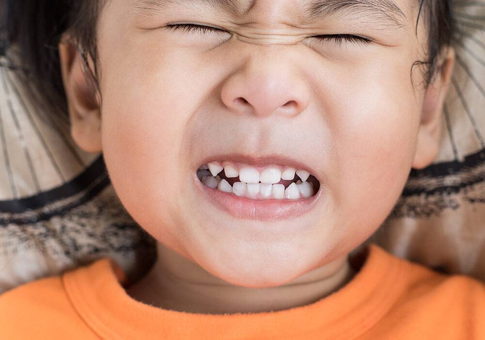Скрип зубов во сне у взрослых и детей, причины, что делать