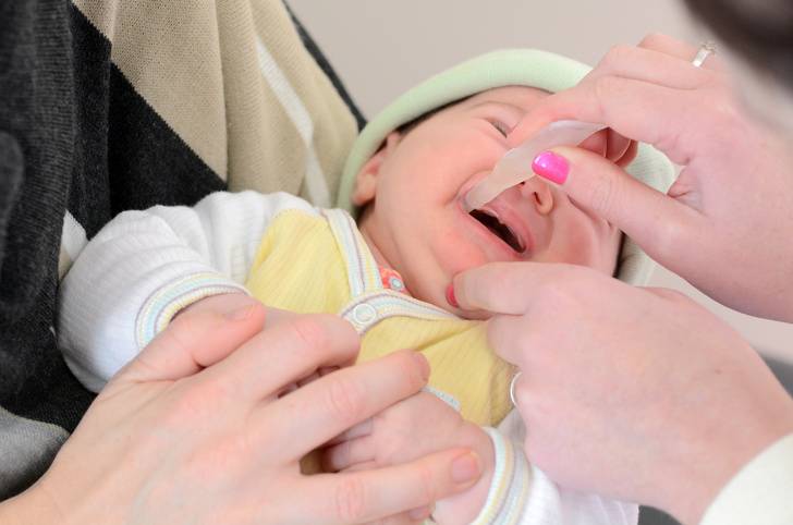 Можно ли делать прививку при насморке ребенку?