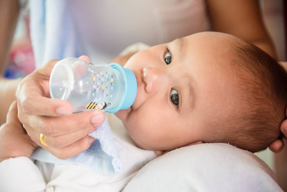 Нужно ли давать воду новорожденным детям при грудном, искусственном, смешанном вскармливании. Помогает ли вода при икоте?