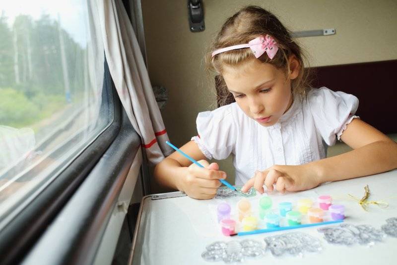 Поездка в поезде с ребенком, советы что взять, чем развлечь