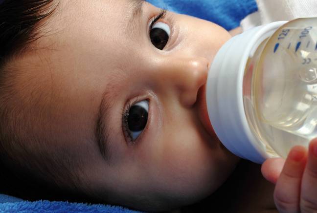 Ребенок на искусственном вскармливании не пьет воду