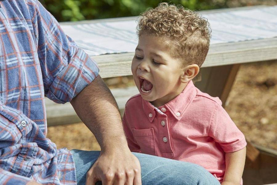 Ребенок кусает детей в детском саду –  что делать?