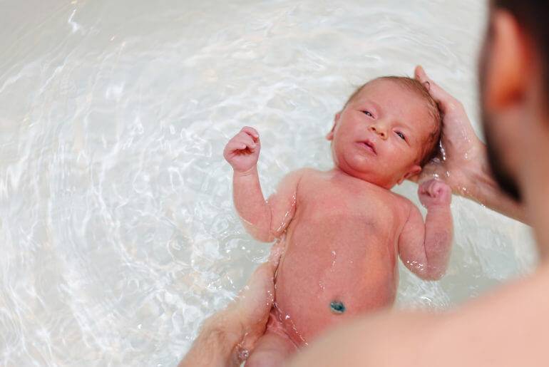 Мочить или не мочить уши при купании новорожденного