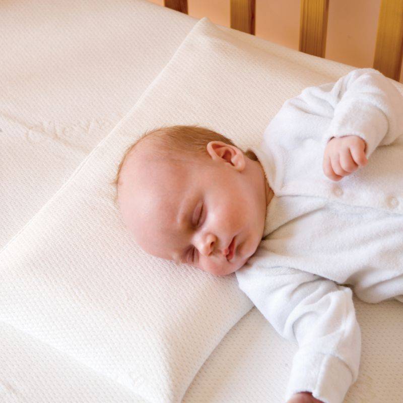 Когда ребенку можно спать на подушке и какую выбрать