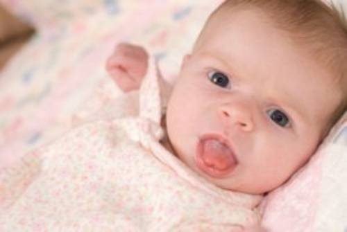 Новорожденный и грудничок высовывает язык: это норма или признаки патологии