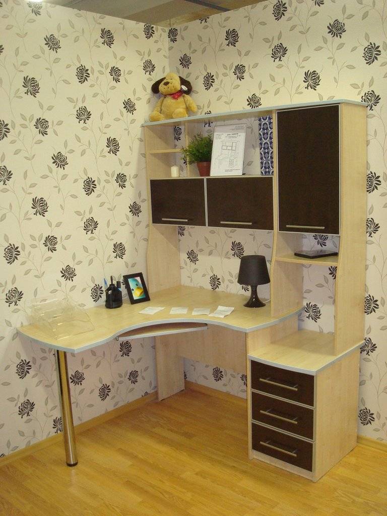 Письменный стол для двоих детей вдоль окна: угловое рабочее место для школьников | дизайн и фото