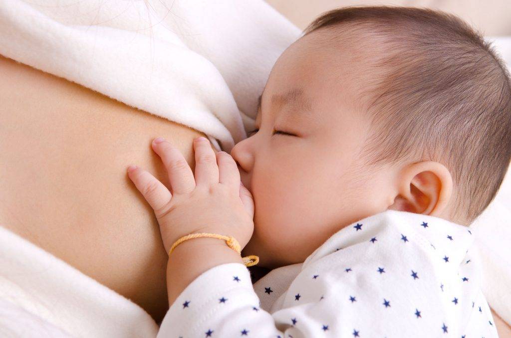 Что делать, если ребенок не наедается грудным молоком?