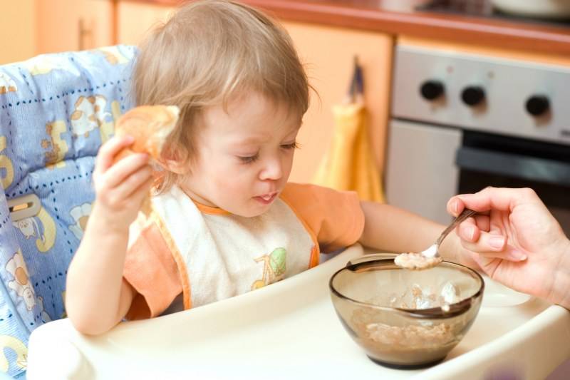 Ребенок ест землю, песок или камни: почему он это делает, чего не хватает в организме и как реагировать на эту ситуацию? почему ребенок ест песок и как с этим бороться?