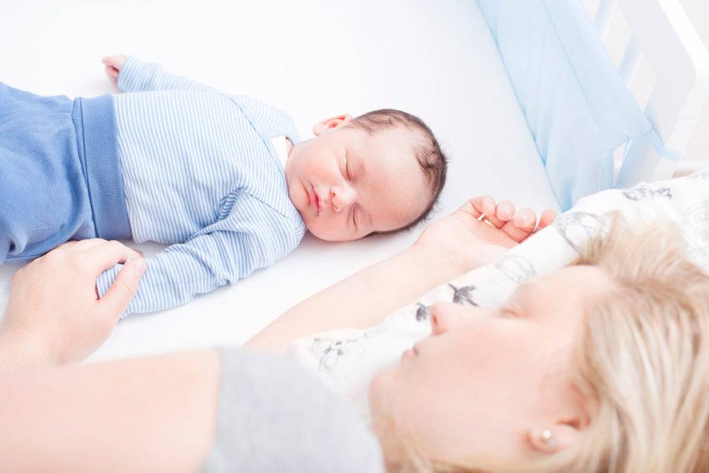 Почему новорожденный ребенок во сне улыбается 2021