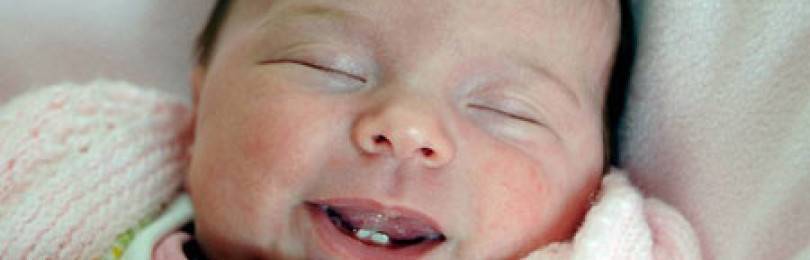 Ребенок родился с зубами: приметы, народные поверья, что это значит