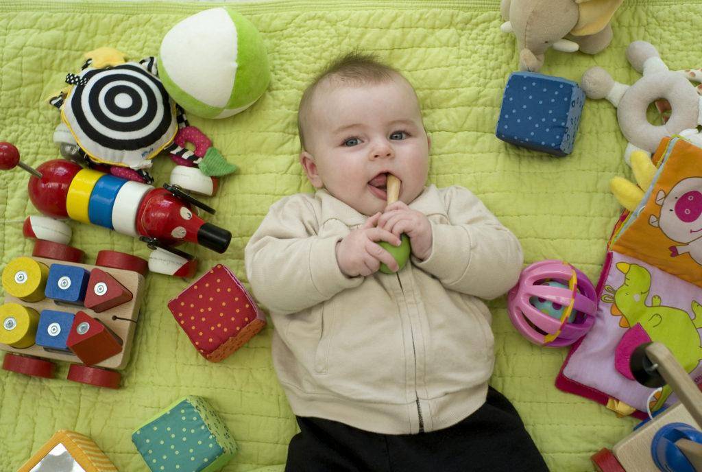 Какие игрушки нужны ребенку до 1 года по месяцам развития