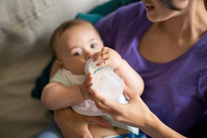 Как кормить ребенка сцеженным молоком, если мама на работе. как подогреть сцеженное молоко. как хранить сцеженное молоко