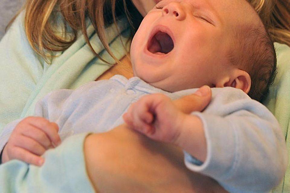 Грудничок высовывает язык: симптом или просто баловство новорожденного