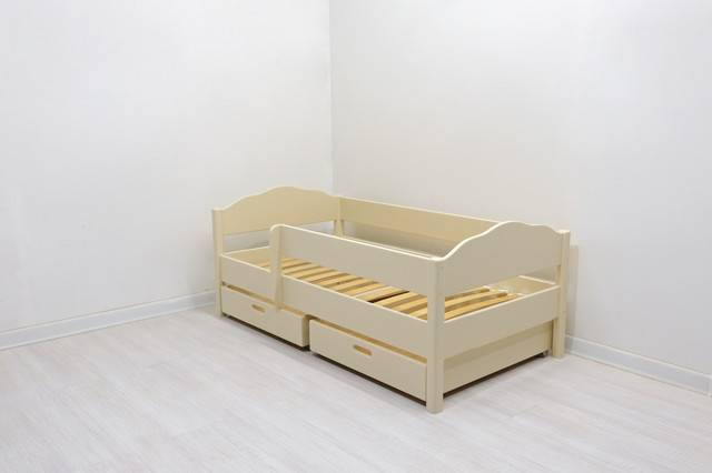 Детская кровать с ящиками и бортиком (68 фото): односпальная деревянная кровать