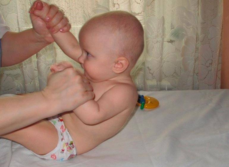 Когда можно сажать и ставить на ножки ребенка
