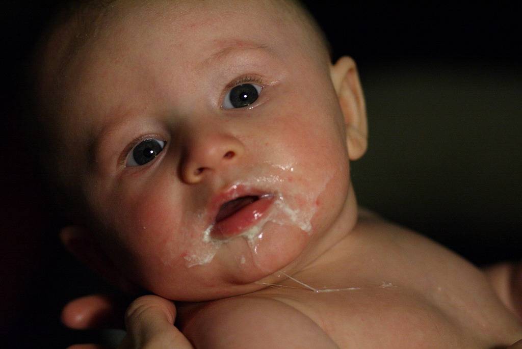 Срыгивания у ребенка после кормления: норма или патология?