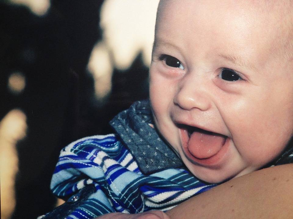 Когда ребенок начинает смеяться в голос: во сколько месяцев грудничок смеется со звуком, в каком возрасте и может ли так смеяться новорожденный