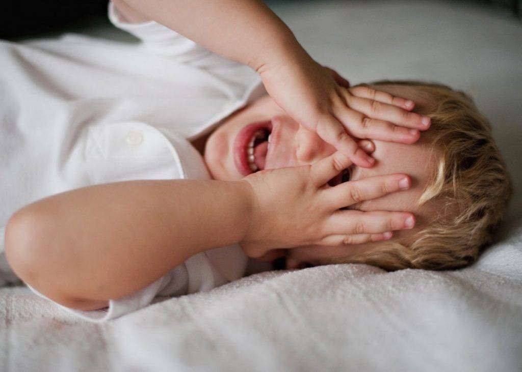 Почему ребенок плачет во сне и кричит, не просыпаясь