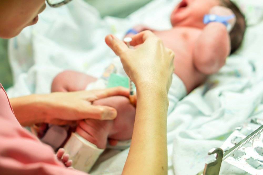 Прививки в роддоме новорожденным — вакцинация новорожденных, календарь прививок, мнение экспертов