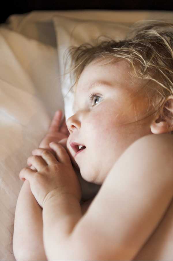 На что указывает сильное потоотделение у детей: доктор комаровский назвал три основные причины