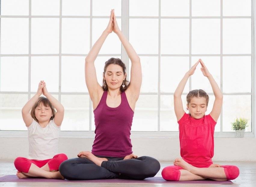 Крепкое здоровье и море пользы для ребенка: практика йоги для детей и ее особенности