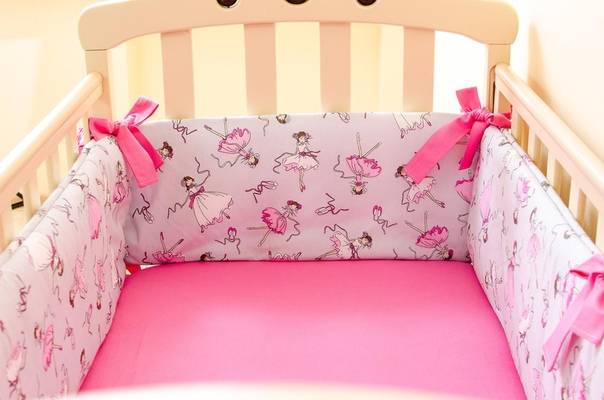 Бортики в кроватку для мальчика (22 фото): детские кровати с бортом, подушки для малышей