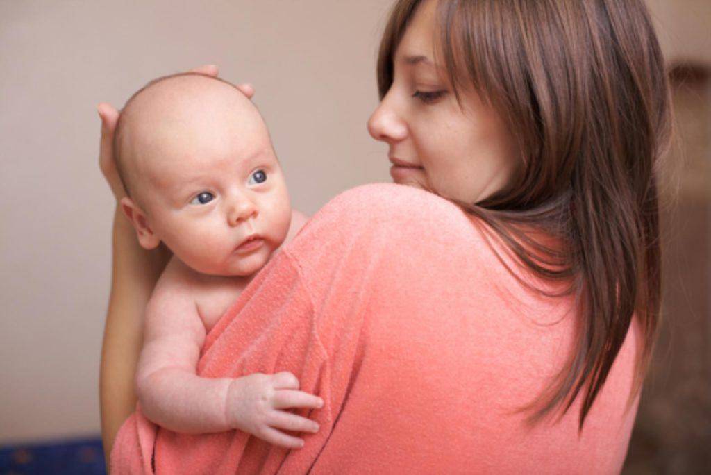 Почему ребенок срыгивает после кормления грудью или смесью