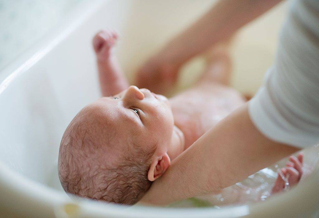 Купание младенцев - новорожденный. ребенок до года