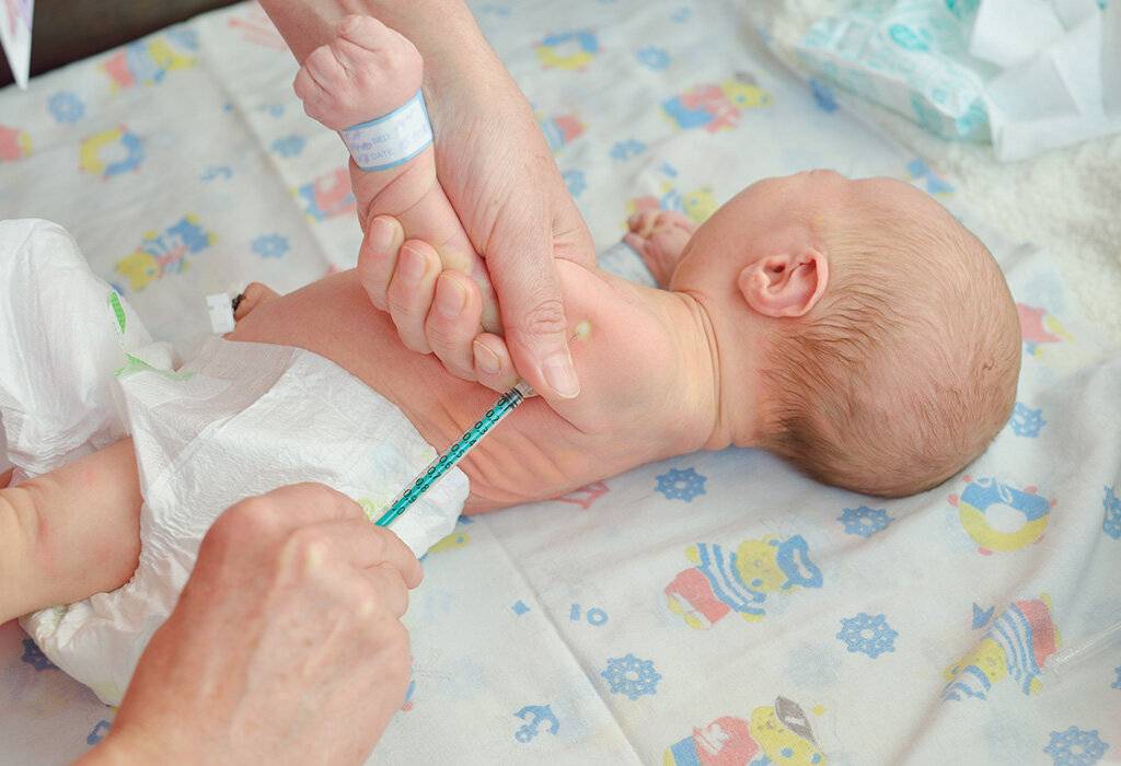 Новорожденные в роддоме: уход, прививки, анализы