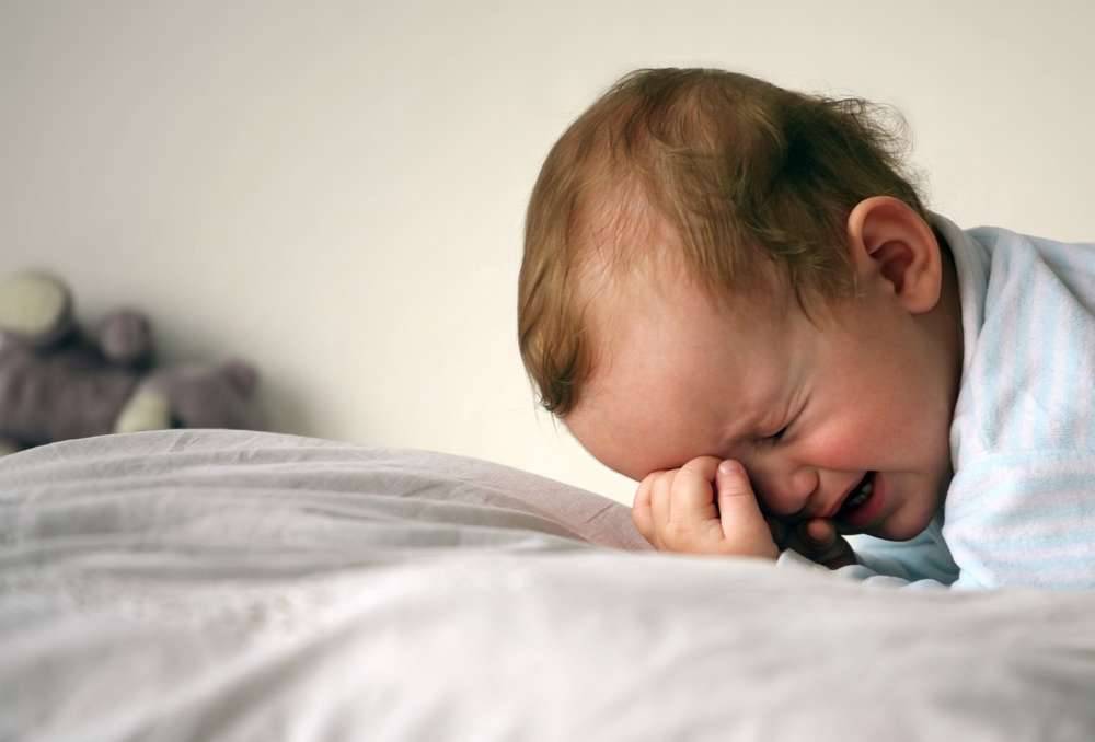 Почему новорожденный ребенок не спит или плохо спит днем – причины, что делать
