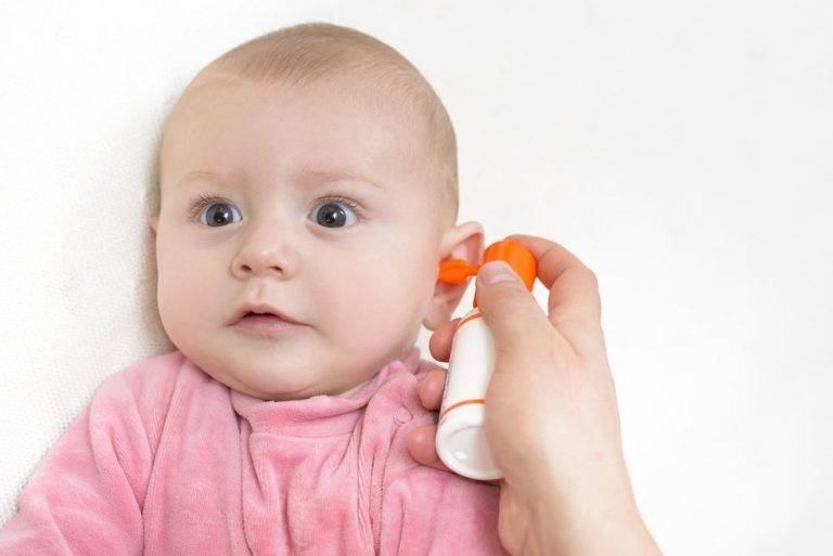 Почему ребенок часто чешет уши?