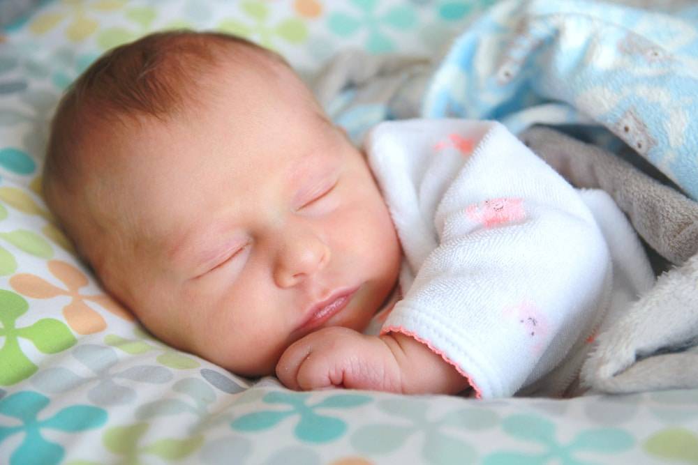 В чем причина и как наладить сон, если новорожденный не спит весь день