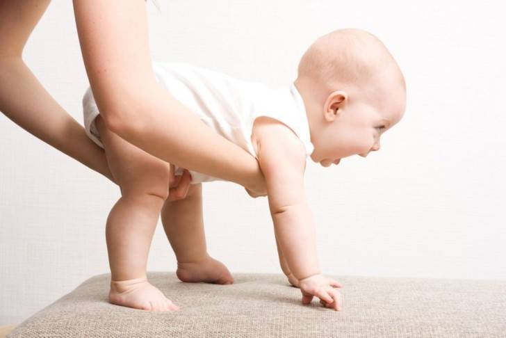 Когда ребенок начинает стоять на ножках без опоры, во сколько месяцев